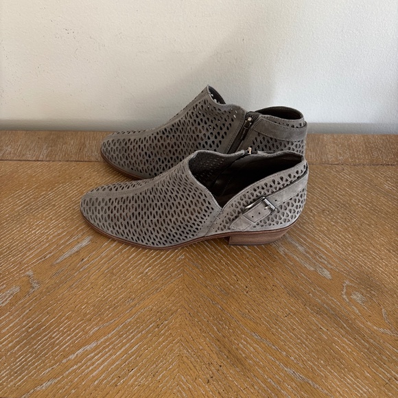 NWOB Grey Vince Camuto Cammo Phandra Cut Out Bootie Suze 11 - Picture 3 of 6